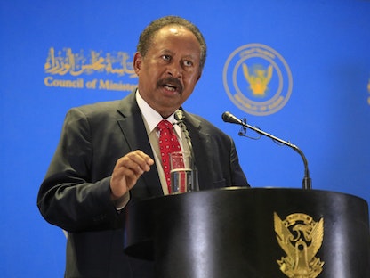 رئيس مجلس الوزراء السوداني عبد الله حمدوك خلال مؤتمر صحافي في الخرطوم - 8 فبراير 2021 - AFP