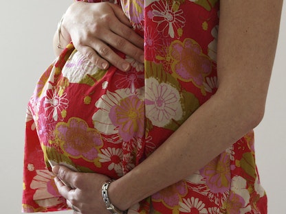العلاج الجديد يُساعد النساء على الحمل بعد انقطاع الطمث المبكر - REUTERS