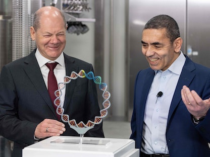 الرئيس التنفيذي لشركة BioNtech أوجور شاهين مع المستشار الألماني أولاف شولتز خلال زيارته مصنع اللقاحات في ماربورج بوسط ألمانيا. 2 فبراير 2023 - AFP
