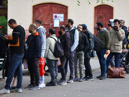 مهاجرون ينتظرون بالقرب من مركز الوصول لطالبي اللجوء في منطقة رينكندورف، برلين، ألمانيا، 6 أكتوبر 2023- - Reuters