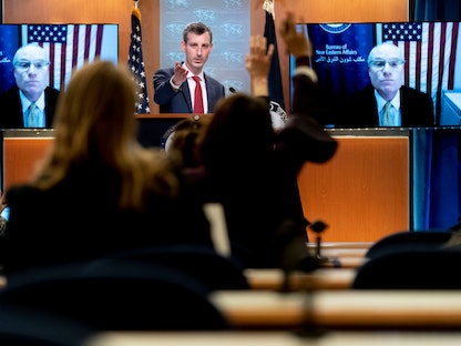 نيد برايس المتحدث باسم الخارجية الأميركية يأخذ الأسئلة لعرضها بتقنية الفيديو على تيم ليندركينغ المبعوث الأميركي الخاص لليمن، داخل مقر الوزارة في واشنطن. 16 فبراير2021 - REUTERS