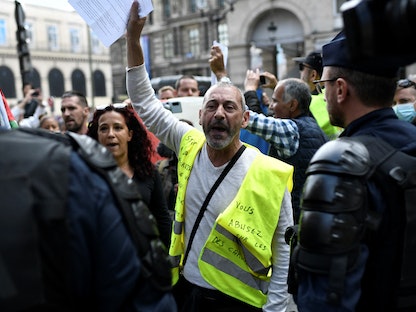 احتجاجات ضد إقرار الشهادة الصحية أمام مبنى المجلس الدستوري في العاصمة الفرنسية باريس - 5 أغسطس 2021 - AFP
