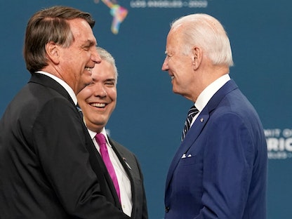 الرئيس الأميركي جو بايدن يتحدث مع نظيريه البرازيلي جايير بولسونارو والكولومبي إيفان دوكي خلال القمة التاسعة للأمريكتين في لوس أنجلوس بكاليفورنيا في الولايات المتحدة. 10 يونيو 2022 - REUTERS