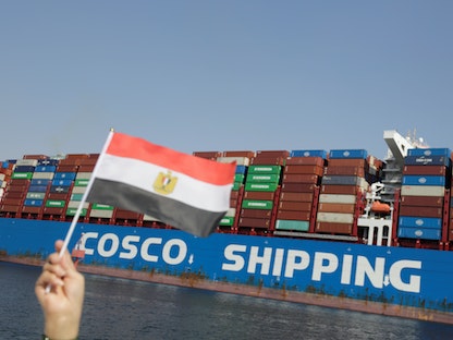 حاوية شحن تابعة لشركة COSCO الصينية تعبر قناة السويس في مصر - 5 أكتوبر 2021 - REUTERS
