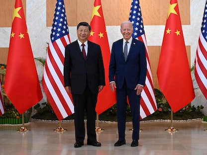 الرئيس الأميركي جو بايدن يلتقي نظيره الصيني شي جين بينج في بالي الإندونيسية على هامش قمة مجموعة العشرين. 14 نوفمبر 2022 - AFP