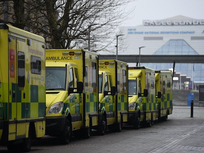 سيارات إسعاف متوقفة خارج أحد المستشفيات في شرق لندن ببريطانيا. 1 يناير 2021 - AFP