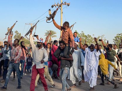 سودانيون من أنصار الجيش في مدينة ود مدني بولاية الجزيرة في السودان. 17 ديسمبر 2023 - AFP