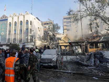 آثار الدمار عقب الغارات الجوية التي استهدفت مبنى ملحق بالسفارة الإيرانية في دمشق، سوريا. 1 أبريل 2024 - AFP