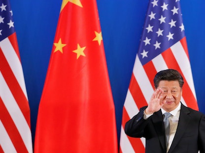 الرئيس الصيني شي جين بينج أمام علمي الصين والولايات المتحدة - REUTERS
