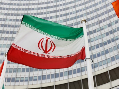 العلم الإيراني أمام مقر الوكالة الدولية للطاقة الذرية في فيينا - REUTERS