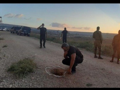 جندي إسرائيلي يتفقد النفق الذي استخدمه الأسرى الفلسطينيون في الهروب من سجن جلبوع - https://twitter.com/AAhronheim/status/1434738705105829891/photo/2