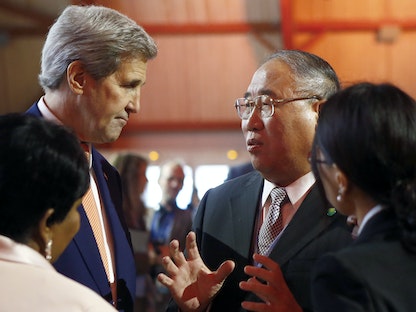 جون كيري، حين كان وزيراً للخارجية الأميركية، يتحدث مع الموفد الصيني المكلّف بملف المناخ شيه زينهوا، قبل افتتاح مؤتمر باريس للمناخ، 12 ديسمبر 2015 - AP