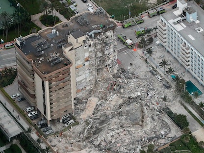 مبنى "تشامبلين تاورز ساوث" بعد إنهياره جزئياً في ولاية فلوريدا الأميركية، 24 يونيو 2021 - صحيفة واشنطن بوست الأميركية