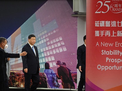 الرئيس الصيني شي جين بينج لدى وصوله عبر السكك الحديدية إلى هونج كونج - 30 يونيو 2022 - AFP
