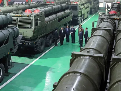 زعيم كوريا الشمالية يتعهد بتعزيز الترسانة النووية ويفتح الباب لحوار محتمل مع واشنطن