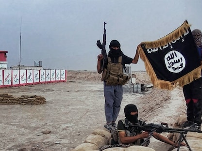 عناصر من تنظيم "داعش" يستولون على نقطة أمنية للجيش العراقي في محافظة صلاح الدين شمال العراق - 11 يونيو 2014 - AFP