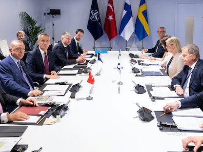 جانب من المحادثات التي جمعت تركيا وفنلندا والسويد بشأن الانضمام للناتو في مدريد- 28 يونيو 2022 - REUTERS