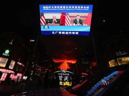 شاشة تعرض تقريراً إخبارياً لاتصال الرئيس الصيني شي جين بينج والرئيس الأمريكي جو بايدن - بكين - الصين 16 نوفمبر 2021 - REUTERS