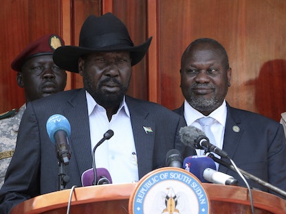 رئيس جنوب السودان سلفاكير وخصمه رياك مشار (خلفه على اليمين) في جوبا، 20 فبراير 2020 - AFP