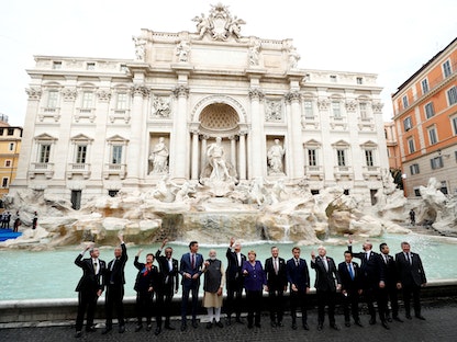 زعماء "مجموعة العشرين" يرمون عملة معدنية في "نافورة تريفي" الشهيرة في روما على هامش القمة التي تجمعهم - 31 أكتوبر 2021 - REUTERS