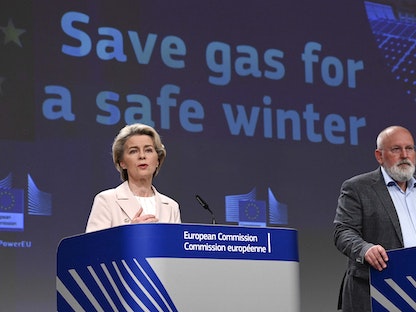 رئيسة المفوضية الأوروبية أورسولا فون دير لاين ونائب رئيس المفوضية فرانس تيميرمانس خلال مؤتمر صحافي في بروكسل بشأن ترشيد الغاز في الاتحاد الأوروبي – 20 يوليو 2022   - AFP