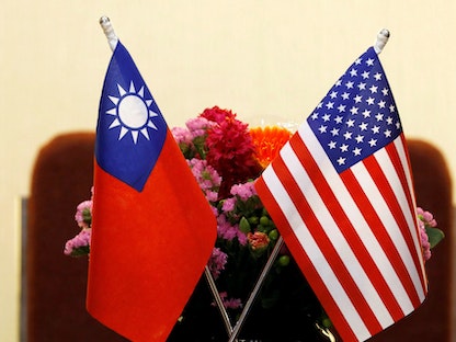 علما الولايات المتحدة وتايوان خلال اجتماع في تايبيه. 27 مارس 2018 - REUTERS
