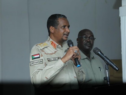 نائب رئيس مجلس السيادة الانتقالي في السودان الفريق أول محمد حمدان دقلو "حميدتي" خلال اجتماعه مع مسؤولين في ولاية غرب دارفور- 9 أغسطس 2022 - facebook/SudanNewsAgency/