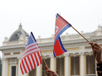 سكان يرفعون علم الولايات المتحدة وكوريا الشمالية على هامش القمة الثانية بين الولايات المتحدة وكوريا الشمالية في هانوي، فيتنام، 28 فبراير 2019 - REUTERS