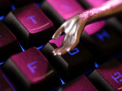 صورة تعبيرية تظهر يداً صغيرة على لوحة مفاتيح كمبيوتر. 4 مايو 2023 - REUTERS