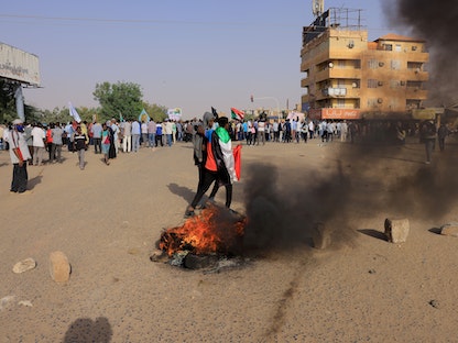 متظاهرون سودانيون خلال احتجاجات مناهضة للحكم العسكري في الخرطوم- 10 فبراير 2022 - REUTERS