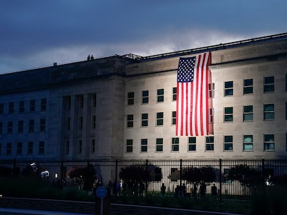 العلم الأميركي على واجهة مبنى وزارة الدفاع "البنتاغون" في فرجينيا خلال إحياء ذكرى 11 سبتمبر- 11 سبتمبر 2020  - REUTERS