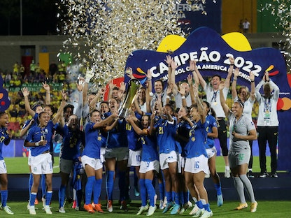 منتخب البرازيل للسيدات يحمل كأس كوبا أميركا - 31 يوليو 2022 - REUTERS