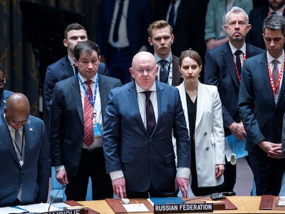 ممثلو روسيا في مجلس الأمن يقفون دقيقة صمت خلال جلسة في نيويورك بمناسبة مرور عام على غزو أوكرانيا. 24 فبراير 2023 - REUTERS