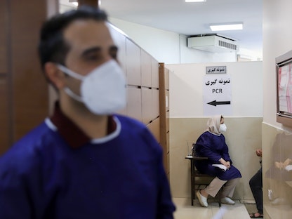 ممرضان إيرانيان داخل إحدى العيادات في طهران  - REUTERS