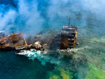  دخان يتصاعد من حريق على متن سفينة  "إم في إكس برس بيرل" أثناء غرق مؤخرتها إلى أعماق البحر، قبالة ميناء كولومبو، في سريلانكا - 2 يونيو 2021 -  REUTERS