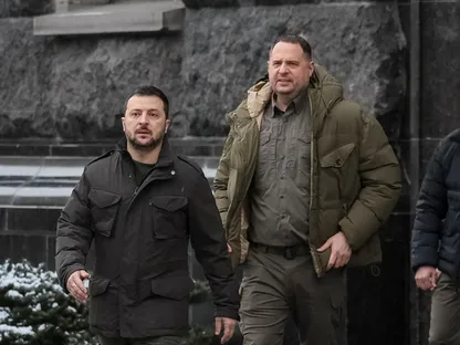 الرئيس الأوكراني فولوديمير زيلينسكي مع مدير مكتبه أندريه يرماك في كييف. 22 يناير2024 - Reuters