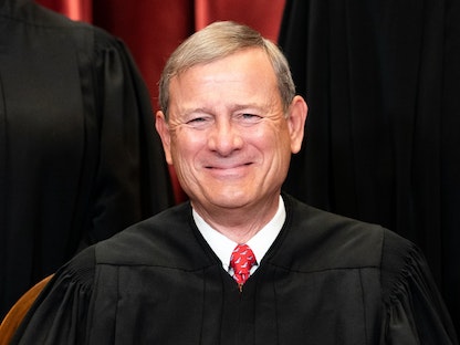 رئيس المحكمة العليا الأميركية جون روبرتس في صورة رسمية في واشنطن - 23 أبريل 2021 - Bloomberg