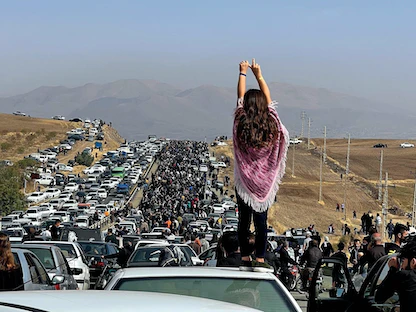 آلاف المتظاهرين في الطريق إلى مقبرة بسقز غربي إيران، حيث دُفن جثمان مهسا أميني - 26 أكتوبر 2022 - AFP