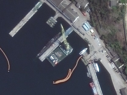 صورة بالأقمار الصناعية تظهر تحميل صاروخ كاليبر على متن غواصة روسية في البحر الأسود بميناء سيفاستبول بأوكرانيا. 29 أبريل 2022 - REUTERS