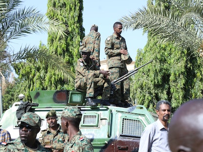 جنود سودانيون يحرسون القصر الرئاسي في الخرطوم. 16.10.2021 - REUTERS