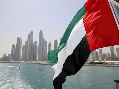 علم الإمارات يرفرف فوق قارب في مرسى دبي، 22 مايو 2015 - REUTERS