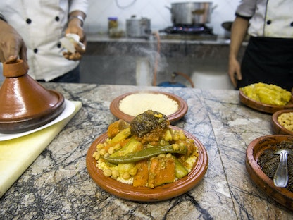 طاه مغربي يحضر طبق الكسكسي التقليدي في مطعم بالعاصمة الرباط ، 9 فبراير 2018 - AFP