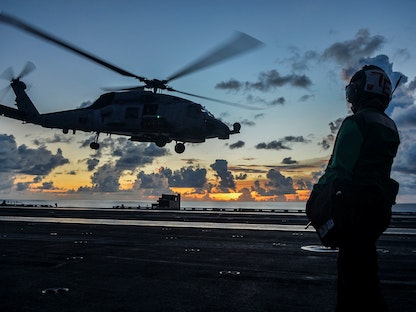 طائرة هليكوبتر تحلق فوق  حاملة الطائرات الأميركية "رونالد ريغن"في بحر الصين الجنوبي - 17 يوليو 2020 - via REUTERS