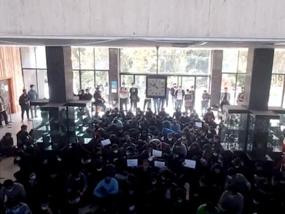 متظاهرون خلال وقفة احتجاجية على وفاة مهسا أميني عند مدخل جامعة "الخواجة نصير الدين الطوسي" في طهران- 26 أكتوبر 2022 -  REUTERS