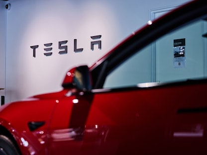 شعار Tesla داخل معرض الشركة في العاصمة اليابانية طوكيو. 18 أغسطس 2023 - Bloomberg