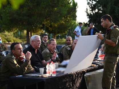 وزير الدفاع الإسرائيلي بيني جانتس خلال زيارة القيادة الشمالية - Twitter/@gantzbe