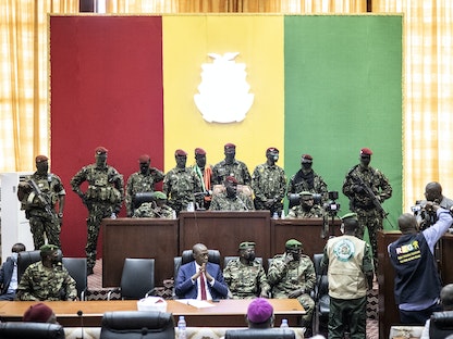 زعيم الانقلاب في غينيا الكولونيل مامادي دومبويا يتوسط فريقه من القوات الخاصة خلال محادثات مع القادة الدينيين في العاصمة كوناكري - 14 سبتمبر 2021 - AFP