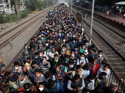 ركاب يغادرون إحدى محطات القطار في ضواحي كولكاتا في الهند- 5 يناير 2022 - REUTERS