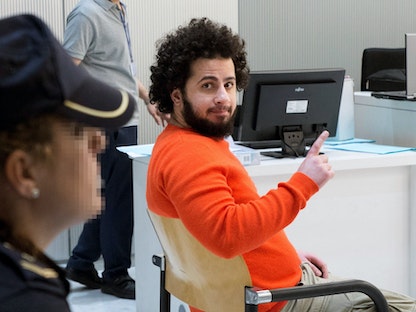 الدنماركي أحمد سمسم أمام محكمة في مدريد أثناء محاكمته بتهمة القتال في صفوف داعش. 12 يونيو 2018 - AFP
