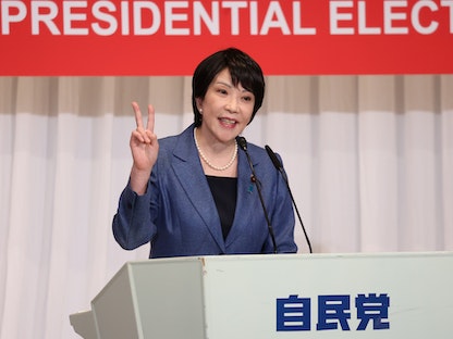 وزيرة الأمن الاقتصادي في اليابان سناي تاكايشي تلقي خطاباً في طوكيو، حين كانت مرشحة لزعامة الحزب الديمقراطي الليبرالي الحاكم - 17 سبتمبر 2021 - REUTERS